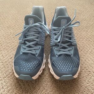 On Cloud Running Shoes Size 8 Women’s